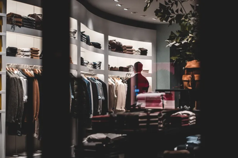 Diciamo di Amare la Qualità, poi Compriamo il Più Economico: La Grande Contraddizione del Consumatore Italiano
